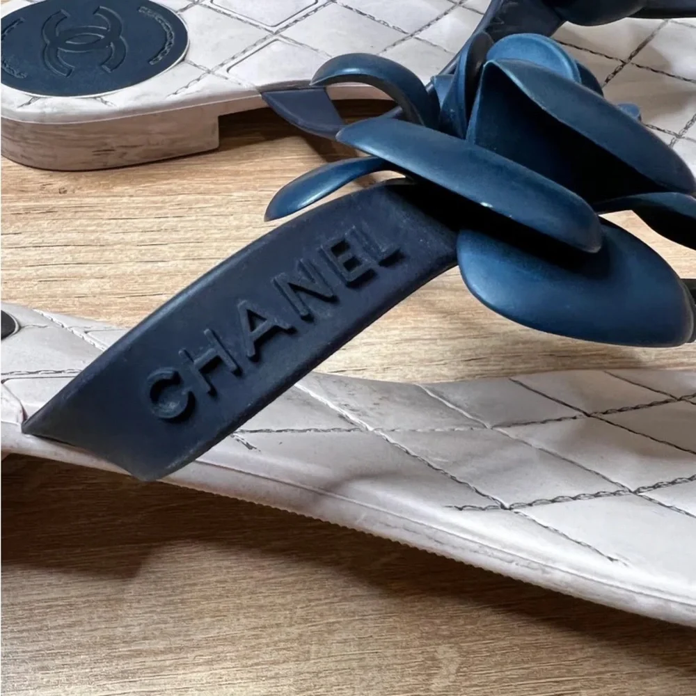 Chanel flower tong sandals (Sz 39) - Picture 4 of 5
